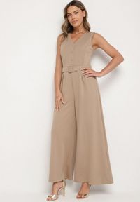 Born2be - Ciemnobeżowy Taliowany Kombinezon z Wiskozą Ozdobiony Paskiem Ralinelle. Okazja: na imprezę. Kolor: beżowy. Materiał: wiskoza. Wzór: aplikacja. Styl: elegancki, klasyczny #1