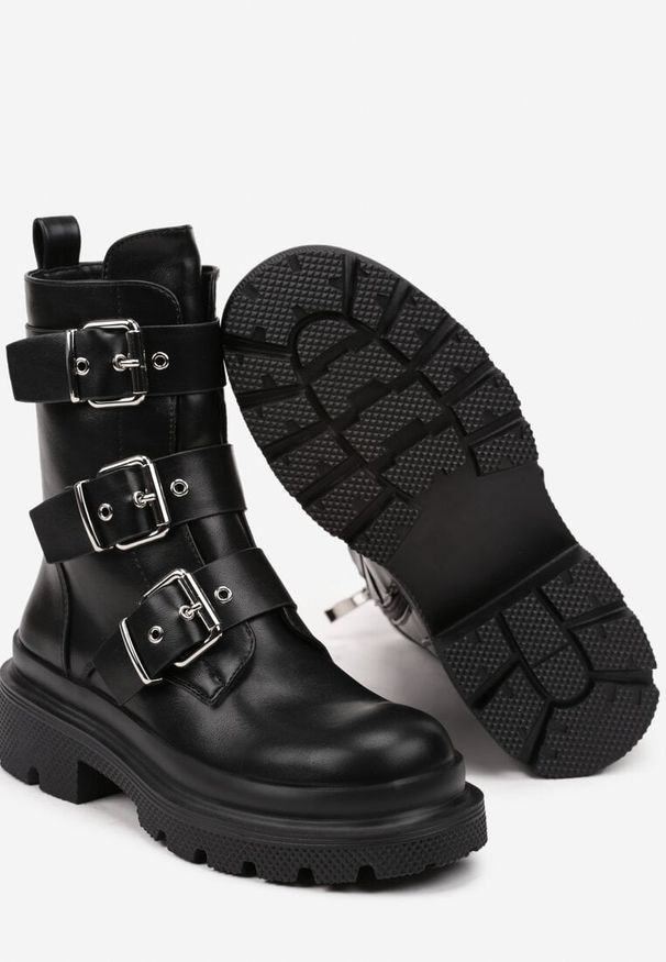 Born2be - Czarne Botki Bikery na Płaskiej Podeszwie Ozdobione Klamrami Zindria. Okazja: na co dzień. Zapięcie: klamry. Kolor: czarny. Materiał: skóra, jeans. Wzór: aplikacja. Obcas: na płaskiej podeszwie. Styl: elegancki, rockowy, casual