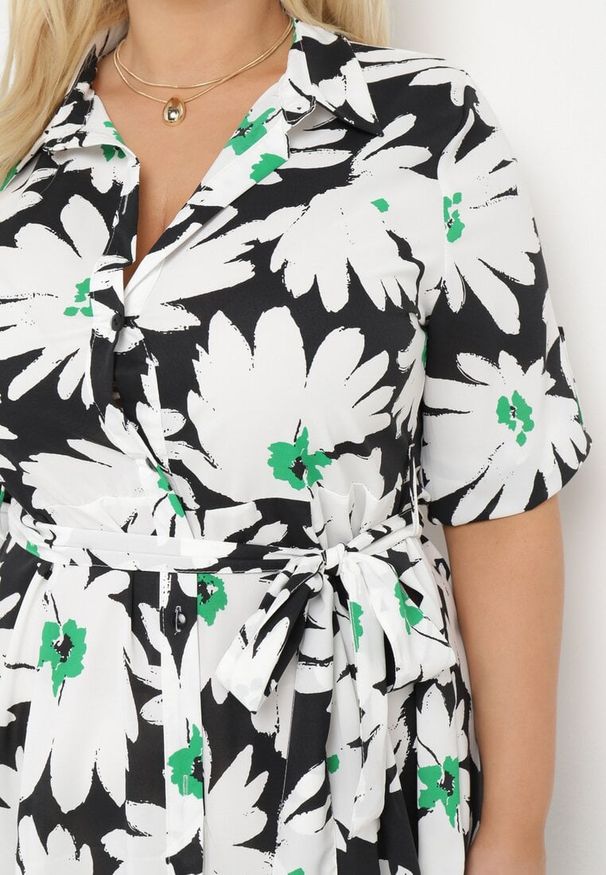 Born2be - Czarno-Biała Koszulowa Sukienka w Kwiaty z Wiązanym Paskiem Laritasia. Kolor: czarny. Długość rękawa: długi rękaw. Wzór: kwiaty. Typ sukienki: koszulowe