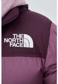 The North Face kurtka puchowa W 1996 RETRO NUPTSE JACKET damska kolor fioletowy zimowa oversize. Typ kołnierza: kaptur. Kolor: fioletowy. Materiał: puch. Sezon: zima. Styl: retro
