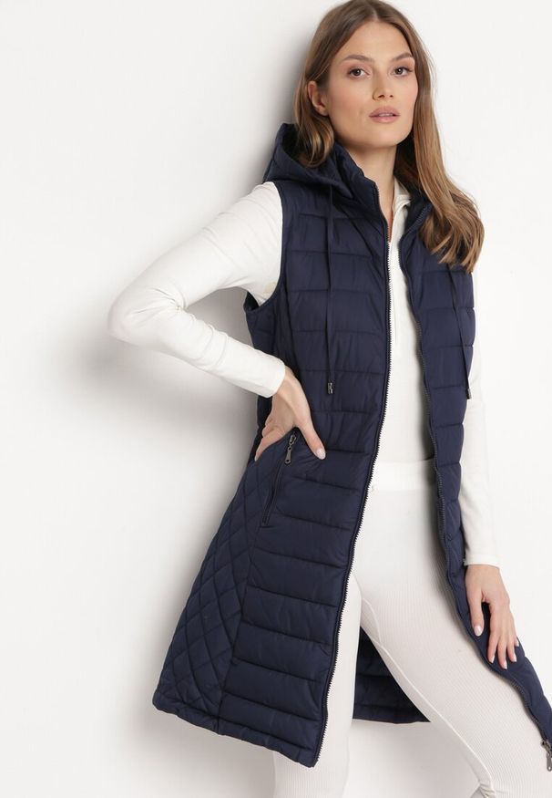 Born2be - Granatowa Kamizelka Pikowana z Odpinanym Kapturem Alaritha. Okazja: na co dzień. Kolor: niebieski. Materiał: jeans. Styl: elegancki, casual