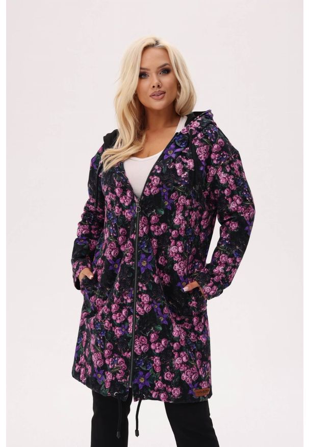 Moda Size Plus Iwanek - Bluza z kapturem Jeżynowy ogród - kobiecość, która kwitnie wieczorem PLUS SIZE XXL OVERSIZE. Okazja: na co dzień. Typ kołnierza: kaptur. Kolekcja: plus size. Materiał: tkanina, dzianina, dresówka, bawełna, elastan. Długość: krótkie. Wzór: aplikacja, nadruk, kwiaty. Styl: klasyczny, casual, elegancki