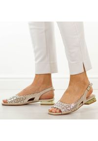 POTOCKI - Złote sandały damskie na obcasie Potocki 43339. Okazja: na co dzień, na imprezę. Kolor: złoty. Materiał: skóra. Sezon: wiosna, lato. Obcas: na obcasie. Styl: casual, elegancki, klasyczny, wizytowy. Wysokość obcasa: niski #1