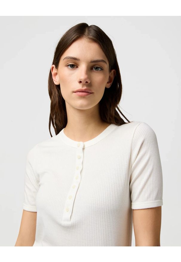 Wrangler - DAMSKA KOSZULKA WRANGLER FEMME KNIT HENLEY WORN WHITE 112370743. Typ kołnierza: typu henley