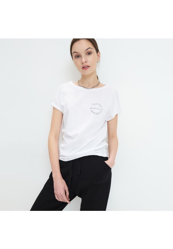 Mohito - Bawełniana koszulka Eco Aware z napisem - Biały. Kolor: biały. Materiał: bawełna. Wzór: napisy