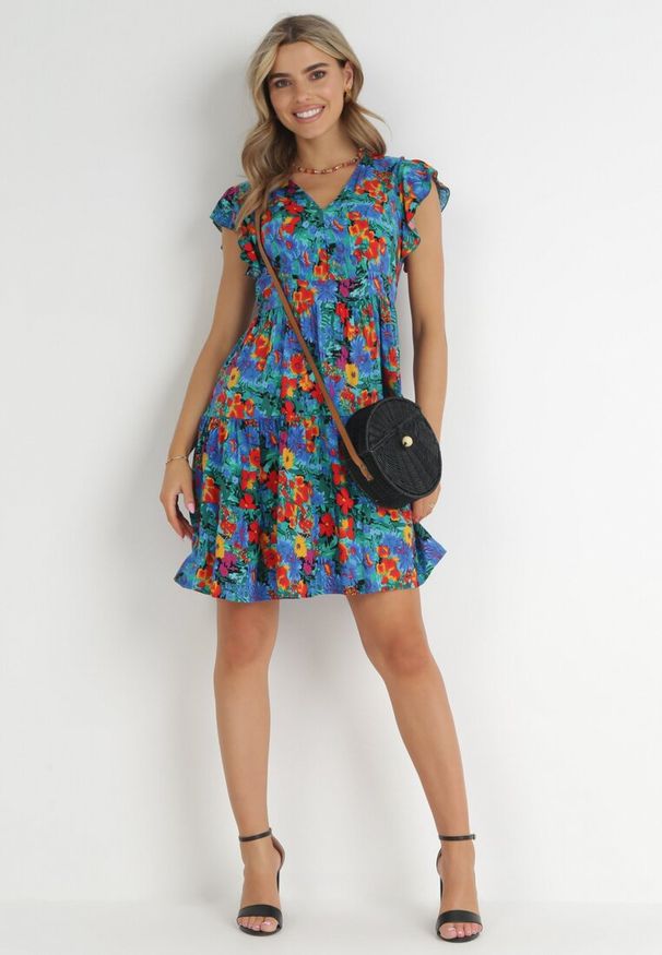 Born2be - Niebieska Rozkloszowana Sukienka z Wiskozy z Falbanką Nespena. Okazja: na co dzień. Typ kołnierza: dekolt w kształcie V. Kolor: niebieski. Wzór: kwiaty. Typ sukienki: rozkloszowane, proste. Materiał: wiskoza. Długość rękawa: krótki rękaw. Sezon: lato. Styl: casual, elegancki