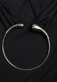 Renee - Czarna Wieczorowa Sukienka Halter z Odkrytymi Plecami Sewsara. Typ kołnierza: dekolt halter. Kolor: czarny. Styl: wizytowy #3