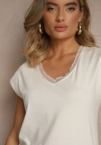 Renee - Biały T-shirt z Bawełny Ozdobiona Koronką Ralienne. Okazja: na co dzień. Kolor: biały. Materiał: bawełna, koronka. Wzór: aplikacja, koronka. Styl: casual