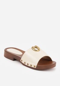 Born2be - Beżowe Klapki z Metaliczną Ozdobą i Nitami Noriche. Okazja: na co dzień. Kolor: beżowy. Wzór: aplikacja. Styl: casual, klasyczny #3