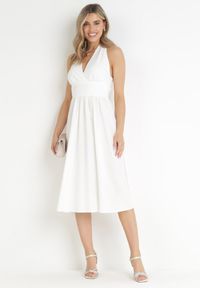 Born2be - Biała Rozkloszowana Sukienka z Wiązaniem na Szyi Nosalae. Kolor: biały. Typ sukienki: kopertowe #3