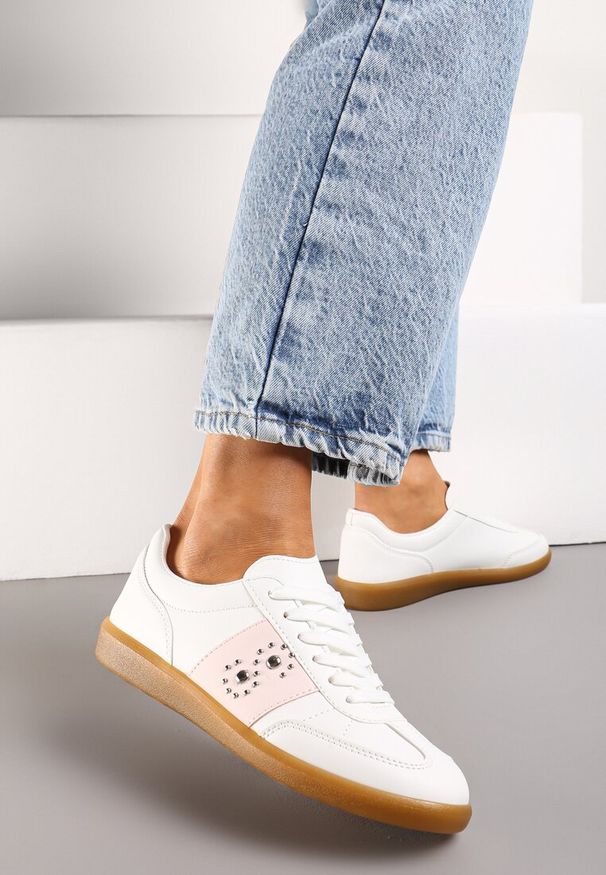 Born2be - Biało-Różowe Płaskie Sneakersy Sznurowane z Ozdobnymi Nitmi Blosenti. Nosek buta: okrągły. Zapięcie: sznurówki. Kolor: biały. Materiał: materiał. Obcas: na obcasie. Wysokość obcasa: niski