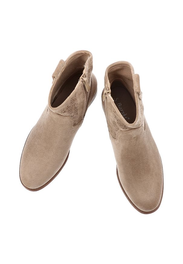 Botki damskie S.Barski, cholewka z materiału ażurowe wykończenie krótka cholewka fason zapinany na suwak pętla z tyłu stabilna niska podeszwa prosta. Kolor: beżowy. Materiał: materiał. Szerokość cholewki: normalna. Wzór: ażurowy. Sezon: wiosna, jesień. Obcas: na obcasie. Styl: elegancki, klasyczny. Wysokość obcasa: niski