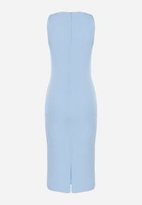 Born2be - Jasnoniebieska Sukienka z Wiskozą o Dopasowanym Kroju z Rozcięciem z Tyłu Denama. Okazja: na co dzień. Kolor: niebieski. Materiał: wiskoza. Styl: klasyczny, casual, elegancki