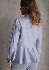 Renee - Niebieska Koszula z Baskinką z Bawełną Zdobiona Wzorem w Drobne Paski Merithara. Kolor: niebieski. Materiał: bawełna. Długość rękawa: długi rękaw. Długość: długie. Wzór: aplikacja, paski #7