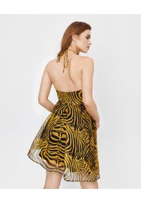 JOANNA MUZYK - Sukienka w zebrę Katrina. Kolor: czarny. Materiał: tkanina, wiskoza. Wzór: motyw zwierzęcy. Typ sukienki: asymetryczne, kopertowe, z odkrytymi ramionami #4