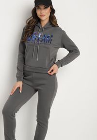 Born2be - Ciemnoszary Ocieplany Komplet Dresowy z Bawełny Joggery i Bluza z Kapturem i Nadrukiem Filola. Kolor: szary. Materiał: dresówka, bawełna. Wzór: nadruk #7