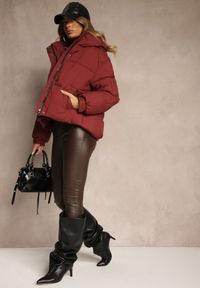 Renee - Bordowa Kurtka Puffer z Pikowaniem Kapturem i Kieszonką przy Rękawie Galeida. Okazja: na co dzień, na spacer. Kolor: czerwony. Materiał: jeans. Długość: krótkie. Styl: casual #5