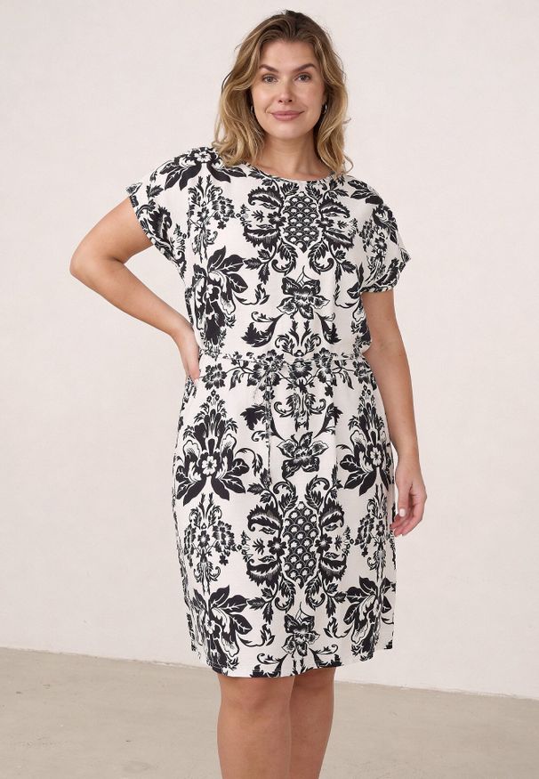 Born2be - Biało-Czarna Pudełkowa Sukienka z Wiskozy w Stylu Casual z Wiązanym Paskiem Tepena. Okazja: na co dzień. Kolekcja: plus size. Kolor: biały. Materiał: wiskoza. Sezon: lato. Typ sukienki: proste. Styl: casual