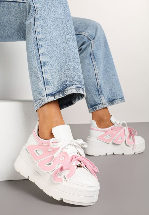 Renee - Biało-Różowe Sneakersy Vices na Płaskiej Podeszwie z Geometryczną Aplikacją Nelenith. Okazja: na co dzień. Kolor: biały. Materiał: jeans. Wzór: aplikacja, geometria. Obcas: na płaskiej podeszwie