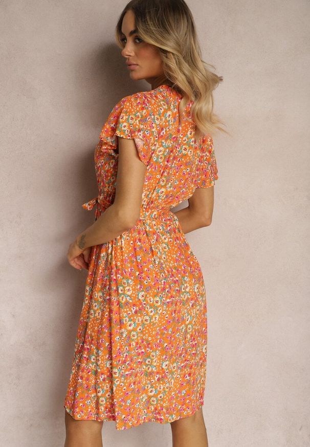 Renee - Pomarańczowa Sukienka z Wiskozy z Kopertowym Dekoltem Wykończona Gumką w Pasie i Sznurkiem Abrolea. Kolor: pomarańczowy. Materiał: wiskoza. Typ sukienki: kopertowe