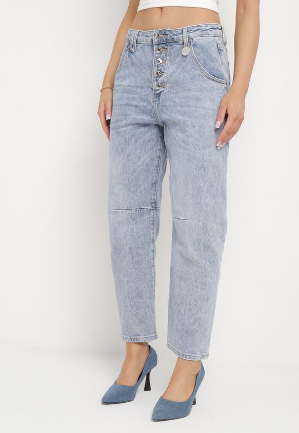 Born2be - Jasnoniebieskie Bawełniane Jeansy o Fasonie Boyfriend z Przetarciami Aasore. Okazja: na co dzień. Kolor: niebieski. Styl: klasyczny, elegancki, casual
