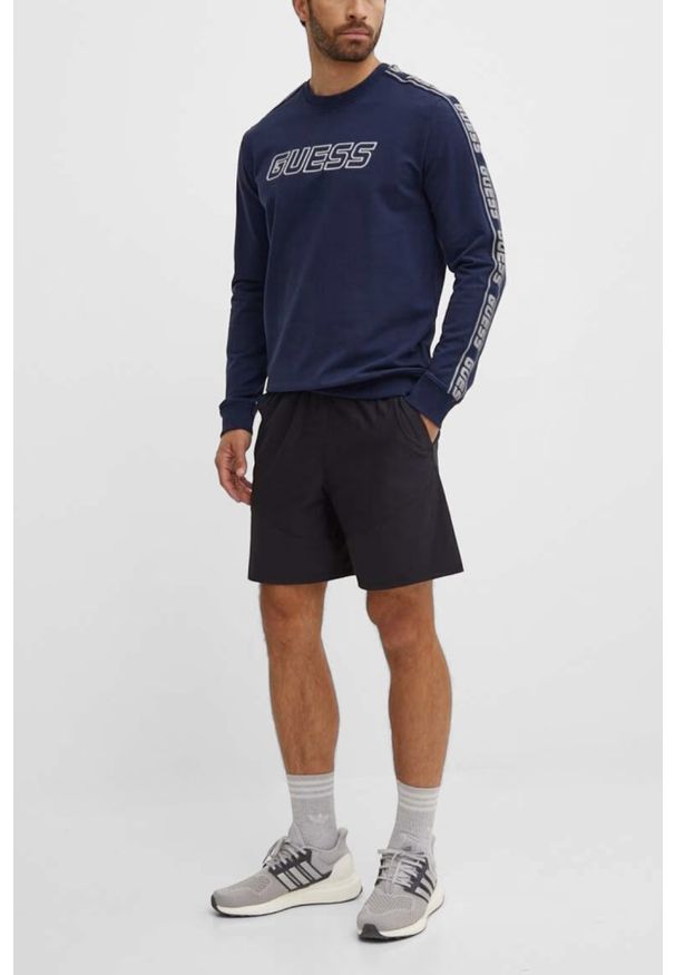 Guess - GUESS Granatowa męska bluza z lampasami Arlo Cn, Rozmiar XXL. Okazja: na co dzień, do domu. Kolor: niebieski. Materiał: bawełna, elastan. Długość rękawa: długi rękaw. Długość: długie. Styl: casual