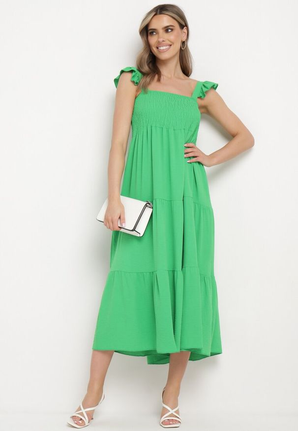 Born2be - Zielona Sukienka na Ramiączkach z Falbankami o Rozkloszowanym Kroju Ebisena. Okazja: na co dzień. Typ kołnierza: kołnierz z falbankami. Kolor: zielony. Materiał: jeans. Długość rękawa: na ramiączkach. Wzór: bez wzorów, aplikacja. Typ sukienki: proste. Styl: casual, elegancki