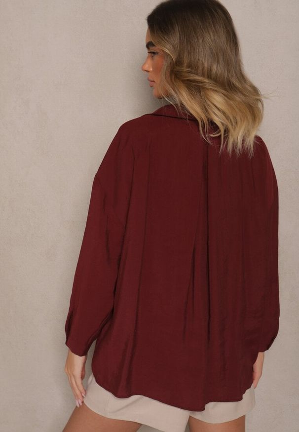 Renee - Bordowa Koszula z Modalem o Fasonie Oversize Adavelle. Okazja: na co dzień. Typ kołnierza: dekolt w serek, kołnierzyk klasyczny. Kolor: czerwony. Materiał: jeans, materiał. Długość rękawa: długi rękaw. Długość: długie. Styl: klasyczny, elegancki, casual