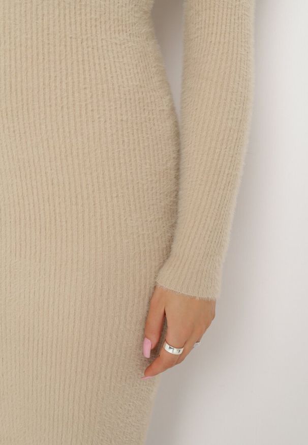 Born2be - Beżowa Sweterkowa Sukienka Midi Wełniana z Prążkowaną Fakturą Johnnath. Kolor: beżowy. Materiał: wełna, prążkowany. Długość: midi