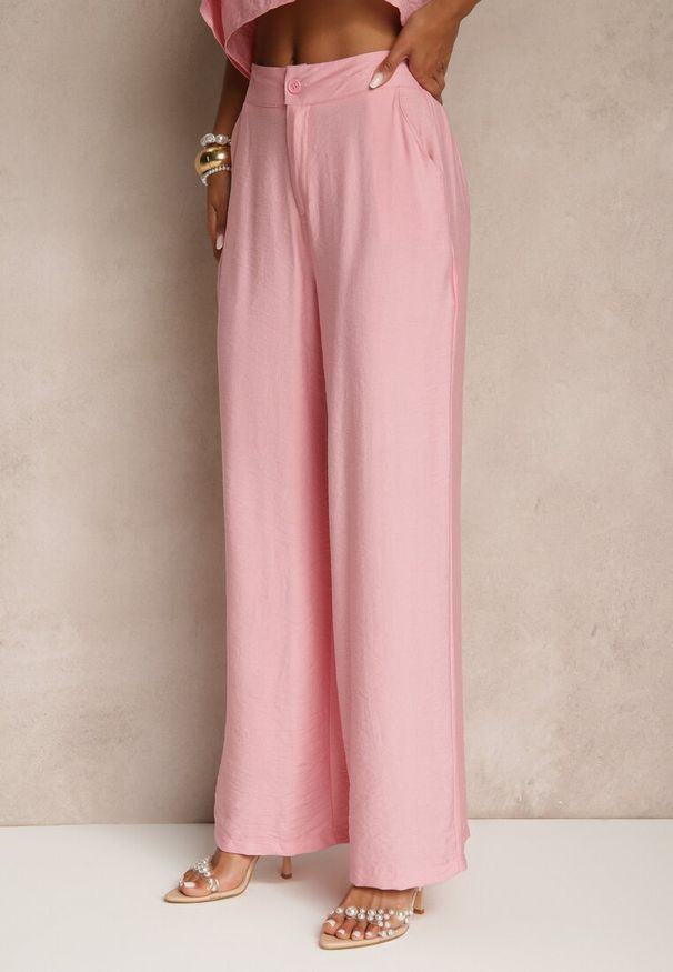 Renee - Różowy Komplet z Wiskozą Top z Falbanką na Jedno Ramię i Spodnie Wide Leg Nirellea. Kolor: różowy. Materiał: wiskoza