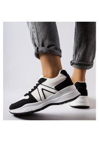 Inna Biało-czarne sportowe sneakersy Tornano białe. Nosek buta: okrągły. Kolor: biały. Materiał: guma