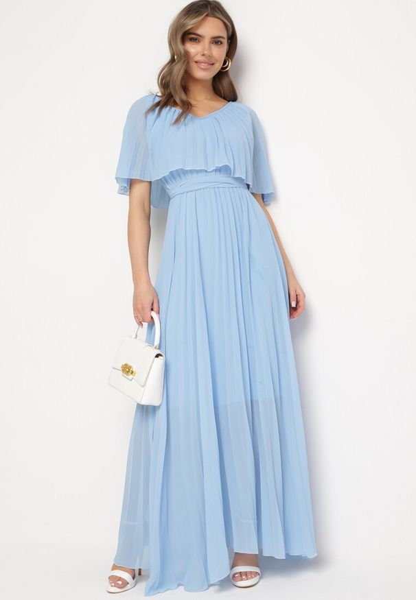 Born2be - Niebieska Sukienka Plisowana z Szeroką Falbaną Przy Dekolcie Dinara. Kolor: niebieski. Styl: wizytowy. Długość: maxi