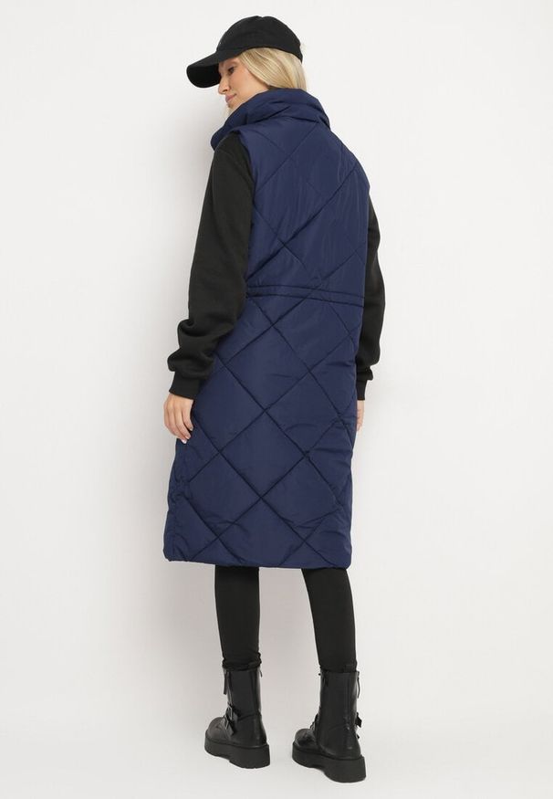 Born2be - Granatowa Pikowana Kamizelka o Długim Kroju ze Stójką i Kieszeniami Avatheia. Okazja: na co dzień. Typ kołnierza: kołnierzyk stójkowy. Kolor: niebieski. Materiał: jeans. Długość: długie. Wzór: aplikacja. Styl: elegancki, casual, klasyczny