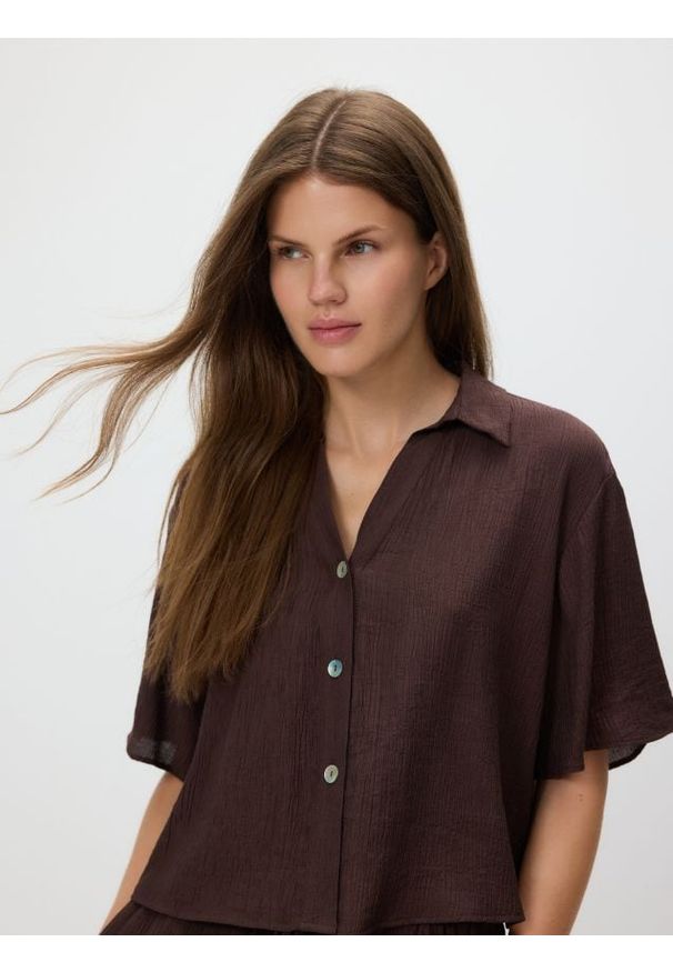 Reserved - Koszula z efektem gniecenia - ciemnobrązowy. Kolor: brązowy. Materiał: wiskoza