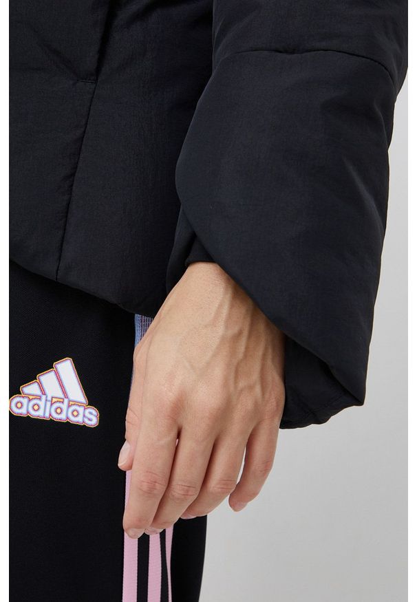 adidas Performance Kurtka puchowa GT6541 damska kolor czarny zimowa. Okazja: na co dzień. Kolor: czarny. Materiał: puch. Długość rękawa: raglanowy rękaw. Wzór: gładki. Sezon: zima. Styl: casual