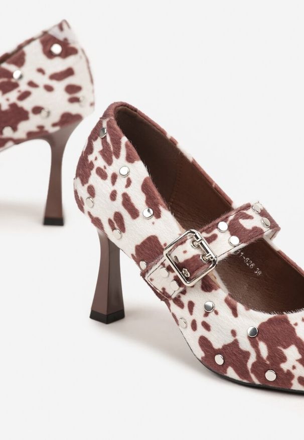 Born2be - Brązowe Czółenka na Szpilce Vices w Krowie Łaty ze Skórzaną Wkładką Paskiem i Nitami Nalizelle. Okazja: na co dzień. Zapięcie: pasek. Kolor: brązowy. Materiał: skóra. Obcas: na szpilce. Styl: casual, elegancki, rockowy. Wysokość obcasa: średni