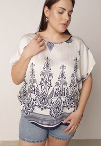 Born2be - Granatowa Wiskozowa Bluzka z Etnicznym Wzorem Melloshell. Okazja: na co dzień. Kolor: niebieski. Materiał: wiskoza. Styl: elegancki, casual #1