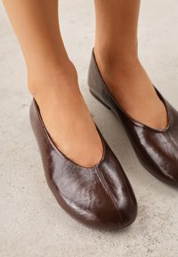 Renee - Brązowe Gładkie Balerinki Basic z Zaokrąglonym Noskiem Kaleta. Okazja: na co dzień. Kolor: brązowy. Materiał: skóra, jeans. Wzór: gładki. Styl: casual, klasyczny #1