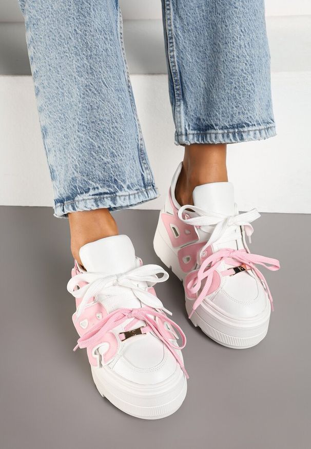 Renee - Biało-Różowe Sneakersy Vices na Płaskiej Podeszwie z Geometryczną Aplikacją Nelenith. Okazja: na co dzień. Kolor: biały. Materiał: jeans. Wzór: aplikacja, geometria. Obcas: na płaskiej podeszwie