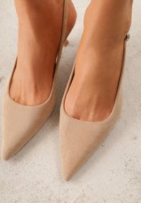 Born2be - Ciemnobeżowe Czółenka z Imitacji Zamszu na Kaczuszce z Odkrytą Piętą Raeneh. Nosek buta: szpiczasty. Zapięcie: sprzączka. Kolor: beżowy. Materiał: zamsz. Sezon: lato. Obcas: na szpilce. Styl: klasyczny. Wysokość obcasa: średni #2