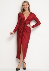 Born2be - Bordowa Kopertowa Sukienka z Cyrkoniową Aplikacją Ceasia. Typ kołnierza: dekolt w serek. Kolor: czerwony. Materiał: materiał. Długość rękawa: długi rękaw. Wzór: aplikacja. Typ sukienki: kopertowe #1