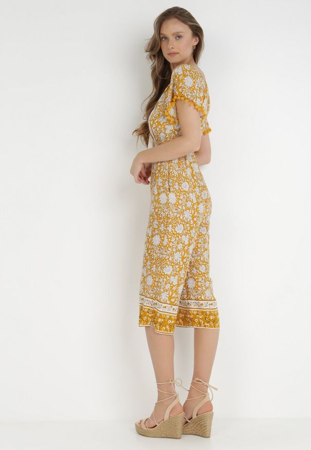 Born2be - Żółty Kombinezon Hesonia. Kolor: żółty. Długość rękawa: krótki rękaw. Długość: krótkie. Wzór: aplikacja, kwiaty, ażurowy. Styl: boho, wakacyjny