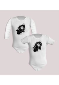 nikiniki - Ścigacz — body (Rozmiar: 6M; Długość rękawa: krótki; Rodzaj nadruku: Ścigacz). Materiał: bawełna. Wzór: nadruk
