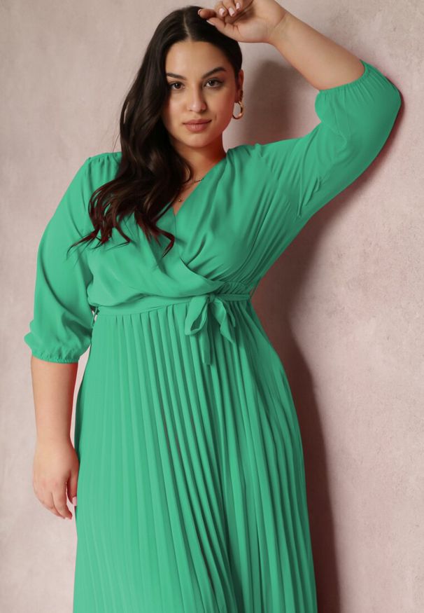 Renee - Zielona Kopertowa Sukienka z Gumką i Paskiem w Talii Zdobiona Plisowaniem Kaylina. Kolekcja: plus size. Kolor: zielony. Wzór: aplikacja. Typ sukienki: kopertowe