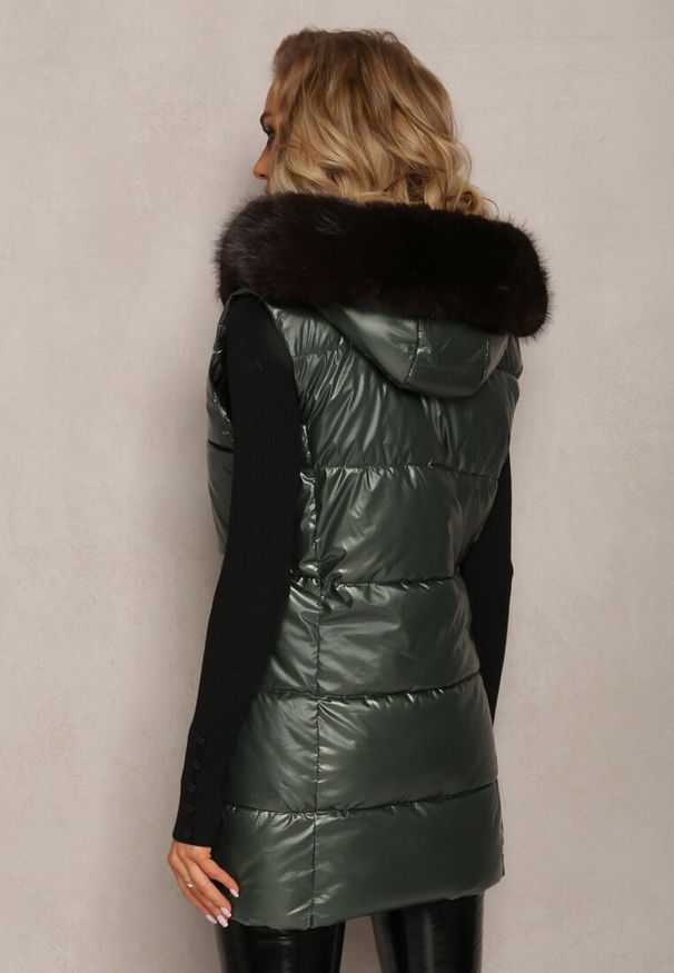 Renee - Zielona Pikowana Kamizelka z Kapturem i Ozdobnym Futerkiem Alephne. Typ kołnierza: kaptur. Kolor: zielony. Materiał: futro