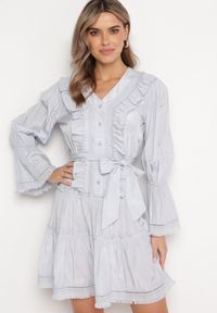 Born2be - Niebieska Rozkloszowana Mini Sukienka z Ozdobnymi Falbanami Guzikami i Materiałowym Paskiem w Talii Miorma. Typ kołnierza: kokarda. Kolor: niebieski. Materiał: materiał. Typ sukienki: rozkloszowane. Długość: mini #3