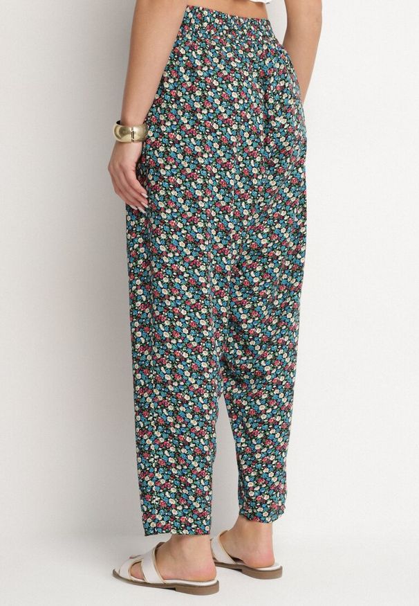 Born2be - Zielono-Czarne Wiskozowe Spodnie z Wysokim Stanem w Kwiaty Liorelle. Okazja: do pracy, na co dzień. Stan: podwyższony. Kolor: zielony. Materiał: wiskoza. Wzór: kwiaty. Styl: casual