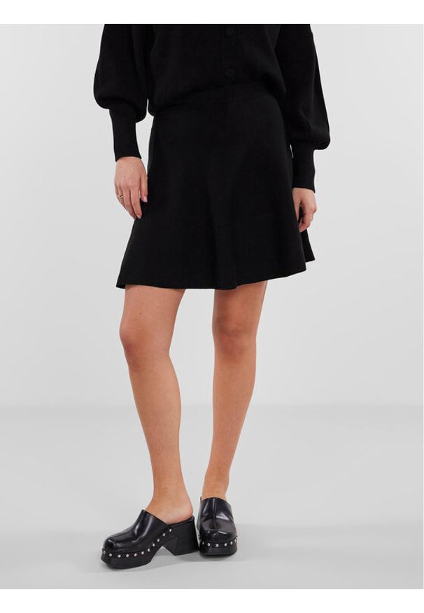 YAS Spódnica mini 26031906 Czarny Regular Fit. Kolor: czarny. Materiał: wiskoza