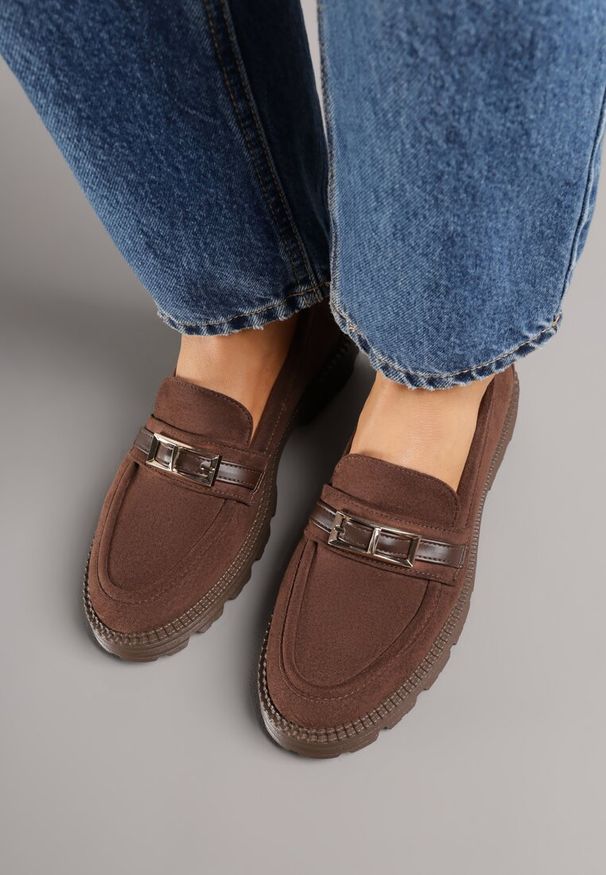 Renee - Brązowe Mokasyny z Metaliczną Klamrą Glitterfly. Okazja: na co dzień. Zapięcie: klamry. Kolor: brązowy. Materiał: jeans. Styl: casual, elegancki