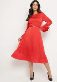 Born2be - Czerwona Sukienka Wieczorowa Ozdobiona Paskiem i Kwiatami 3D Temarita. Kolor: czerwony. Wzór: aplikacja, kwiaty. Styl: wizytowy #1